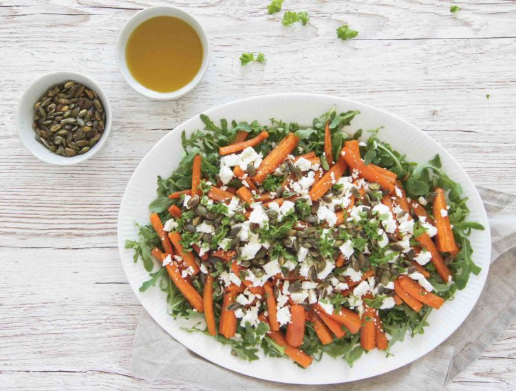 Salat med krydrede, bagte gulerødder, feta græskarkerner – Tiny Cravings