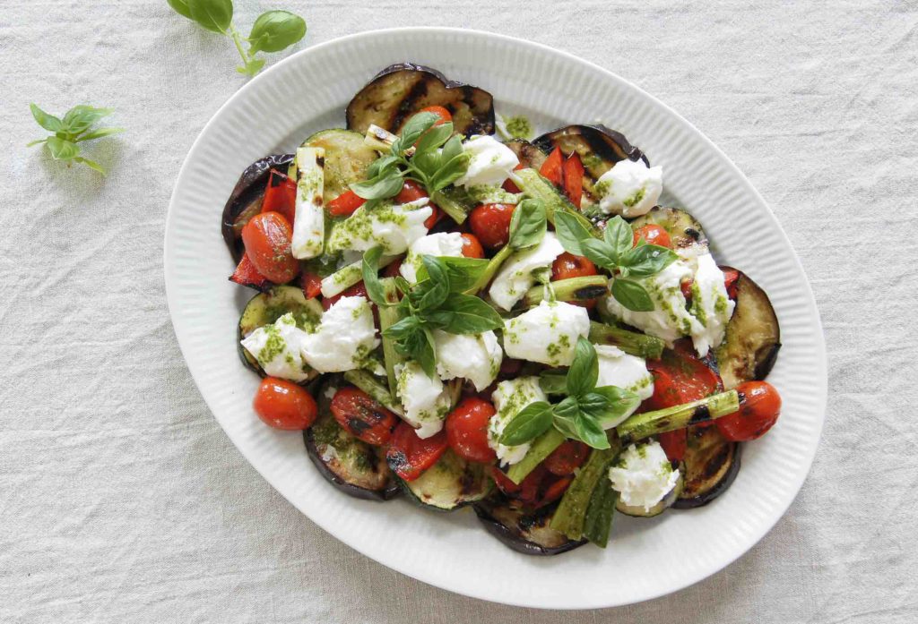 Grillede grøntsager med mozzarella og basilikumvinaigrette – Tiny Cravings
